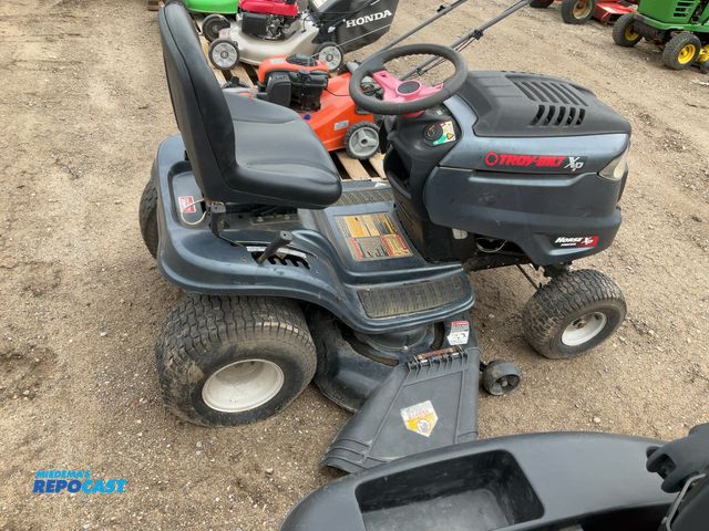 Lot 2-94904 - troy bilt horse xp lawn and garden tractor with a 46 inch wide mowing deck and hydrostatic drive tra...
