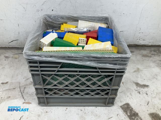 Lot 2-62700 - Create full of legos