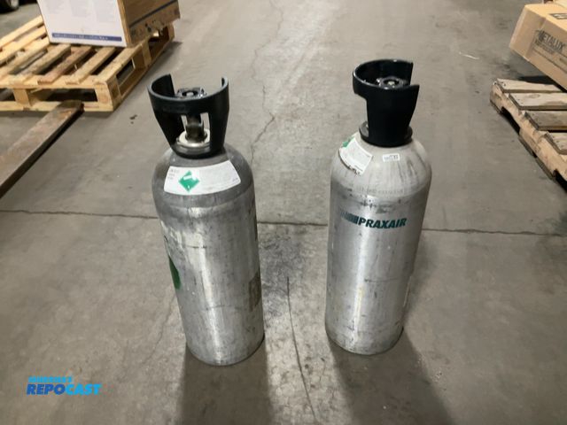 Lot 2-77986 - Lot of (2) Praxair Carbon Dioxide tanks, 28” x 8”