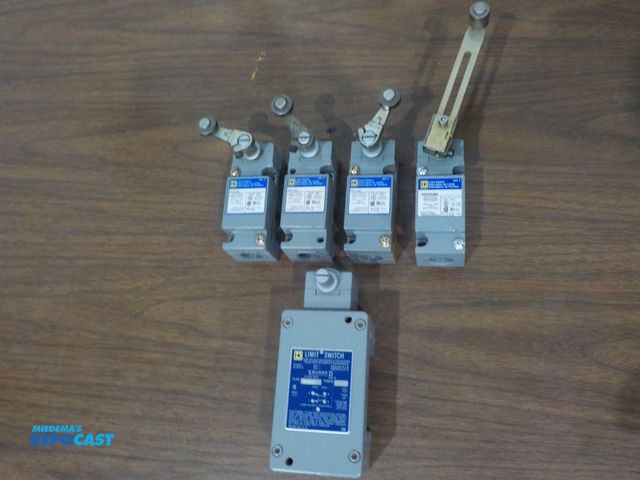 Lot 2-23633 - (5) Square D Limit switches, (4) 9007C54B2, (1) GR93B2 brands