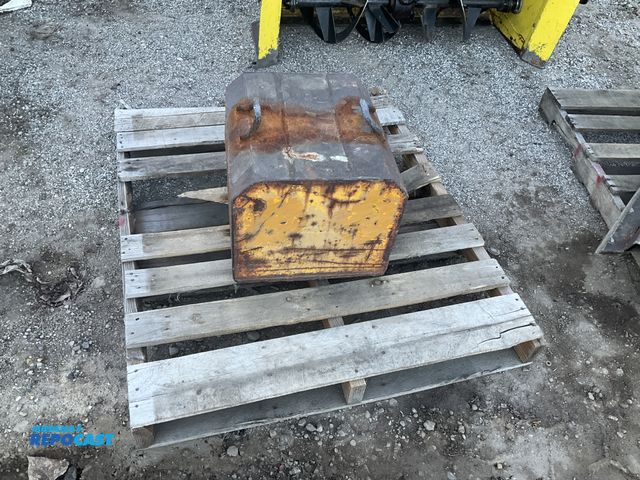 Lot 2-67084 - Tractor Counter Weight with mounting hooks Mounts to 3 point lifting arms Do not know the weight