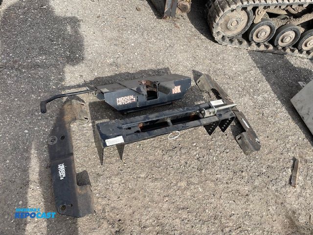 Lot 2-72697 - 1 Used  Hidden Hitch fifth wheel assembly , 18,000 lbs capacity, appears to be complete, one bracket...