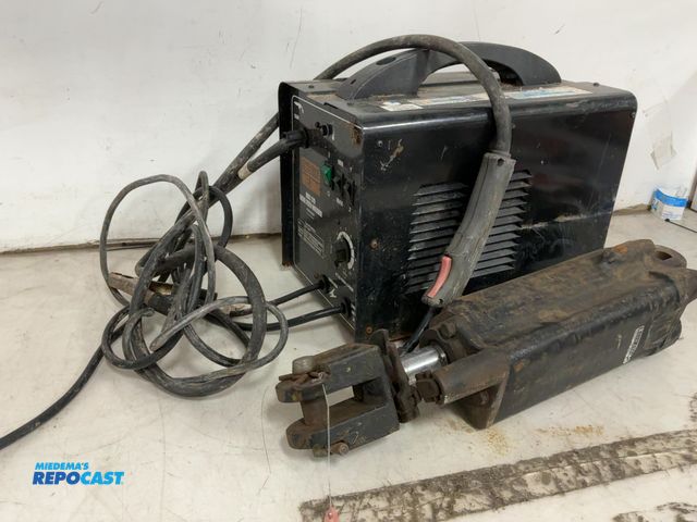 Lot 2-67853 - Chicago Electric MIG 170 Wire Feed Welder 240VAC and a John Deere Hydraulic Cylinder