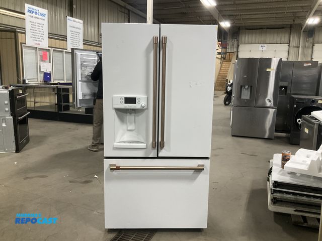 Lot 2-55217 - Scratch & Dent Café CFE28TP4MMW2 Refrigerator/Freezer