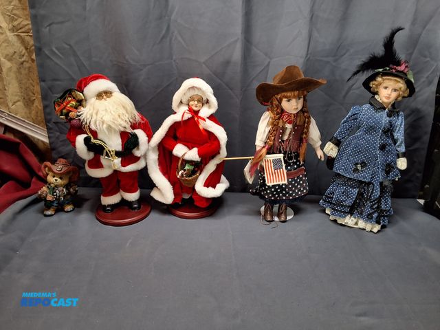 Lot 2-27898 - LOT OF VINTAGE DOLLS AND MR AND MRS CLAUSE