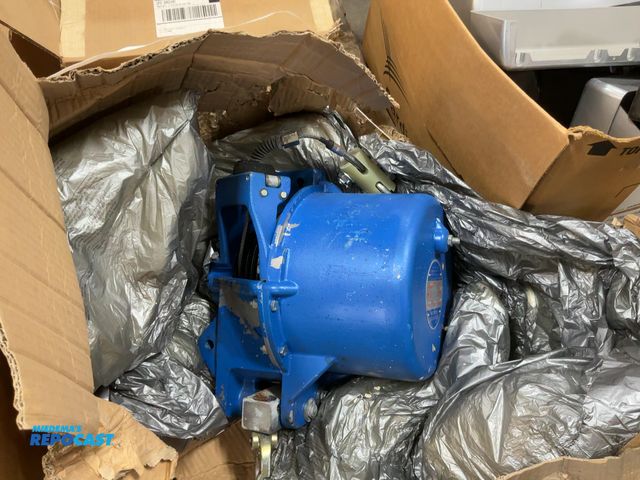 Lot 2-76297 - 210L-a New Aero-Motive 210L-A 175-210lb 7' Travel Tool Balancer