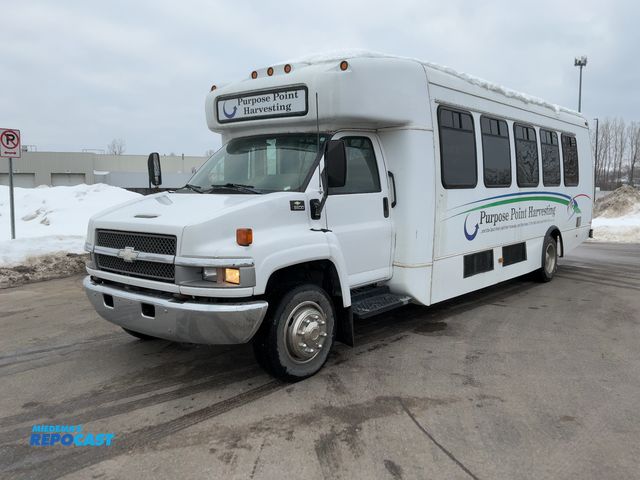 Lot 2-43403 - 2006 Chevrolet C5V042 Passenger Van RWD