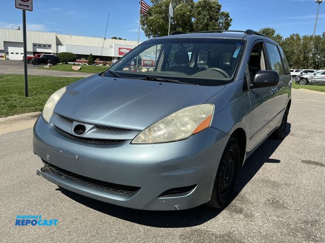 Lot 2-33420 - 2006 Toyota Sienna CE Mini Van FWD