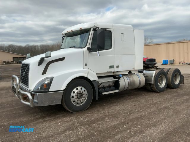 Lot 2-11627 - 2014 Volvo VN Semi Truck