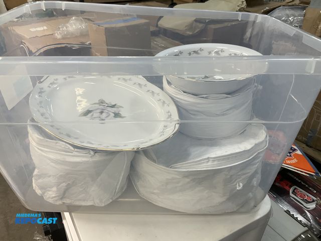 Lot 2-34902 - Vintage set of gold rimmed Rosalinda Yakama Porcelain plates, bowls and serving dishes.