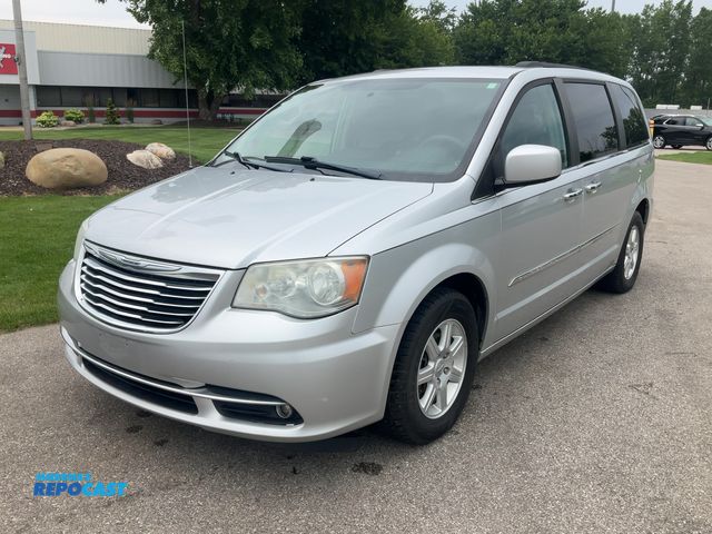 Lot 2-43575 - 2012 Chrysler Town &amp; Country Mini Van FWD