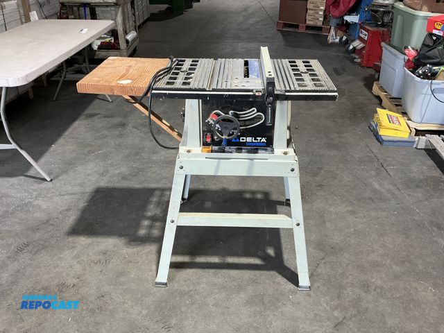 Lot 2-15272 - Delta TS200LS 10” Portable Bench-Top Table Saw  Electric Powered