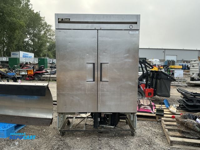 Lot 2-18106 - True double door Commerical Refrigerator