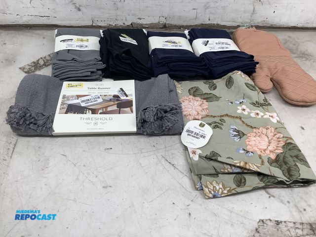 Lot 2-76936 - Lot of cloth napkins table runner and pot holders new