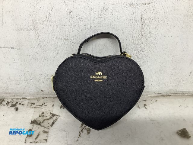 Lot 2-74002 - New Coach heart black leather cross grain leather (brand plaque is gold-toned)