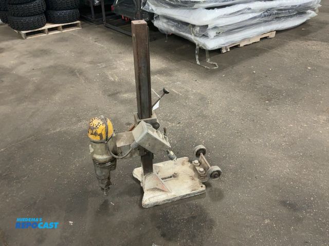 Lot 2-40417 - Electric Core Drill with Vacuum Base Stand, 120 volt, no vacuum pump/gasket for base, Drill Works