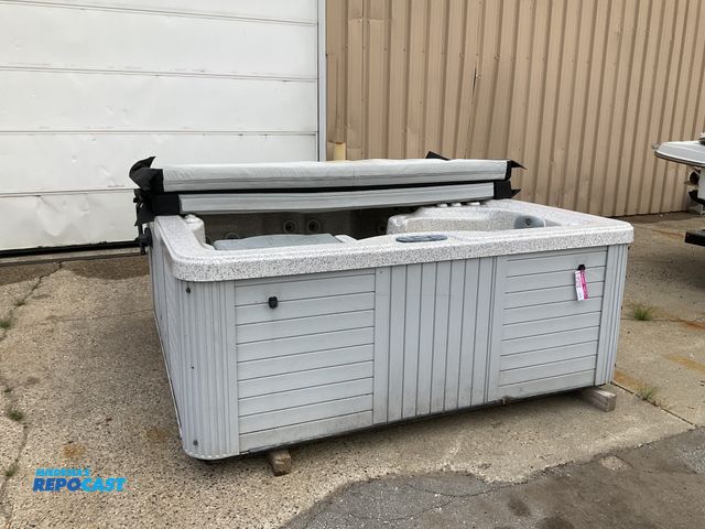 Lot 2-21212 - Master Spas Legend Series Jacuzzi/Hot Tub, pump works but heating element does not, has folding cove...