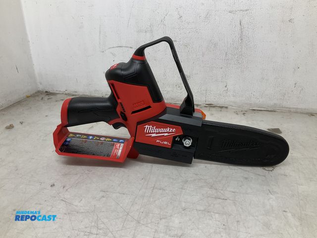 Lot 2-25862 - Milwaukee 2527-20 Hatchet 6” pruning saw fits M12 batteries