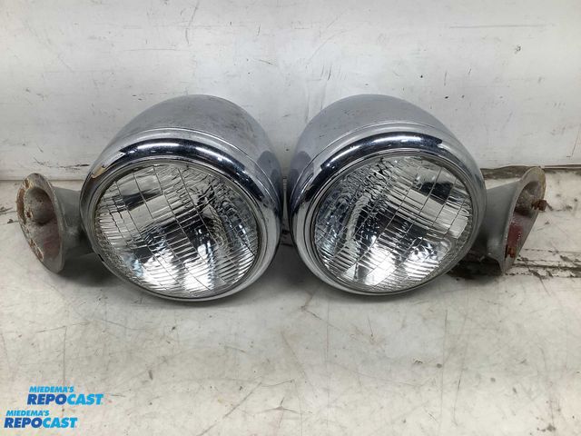 Lot 2-92293 - Pair of sealed beam Westinghouse lights, one has a small dent seen in pictures.