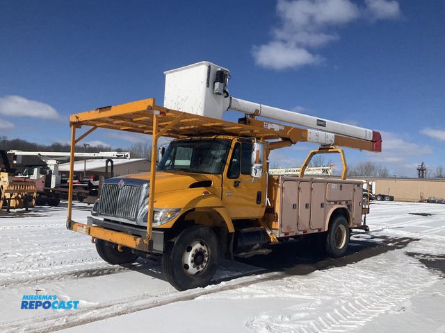 Lot 2-42812 - 2003 International 7300 Bucket Truck