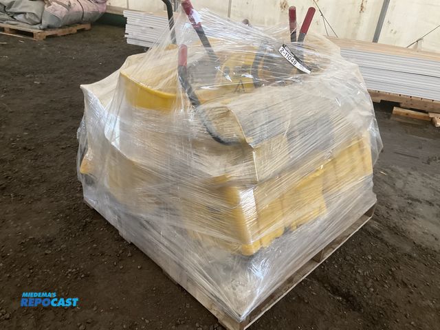 Lot 2-11049 - 8 Rubbermaid Mop Bucket Plastic (5) wavebrake Mop Buckets, (3) Tandem Mop Buckets