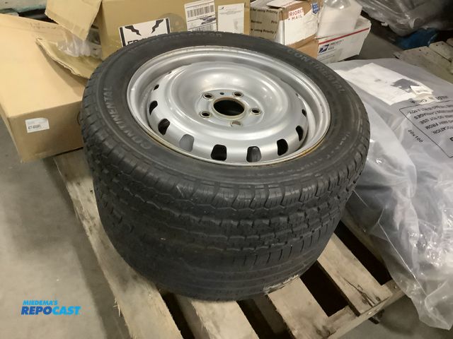 Lot 2-36735 - 2 wheels and tires 185x60x15 and 215x55x16