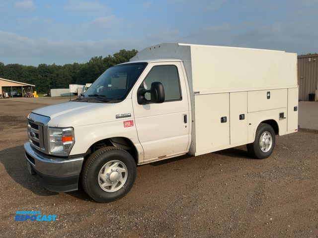 Lot 2-21289 - 2022 Ford E-350 Super Duty Utility Van RWD