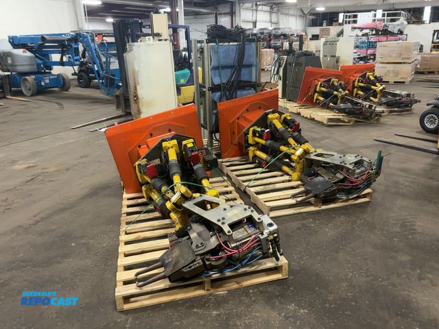 Lot 2-33002 - Lot of (2) 2014 Fanuc F-200iB Robots with Centerline/RoMan Spot Welder Heads, Comes with (2) Fanuc R...