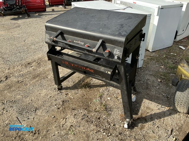 Lot 2-33671 - Blackstone Original 2-Burner Liquid Propane Outdoor Griddle with Hood