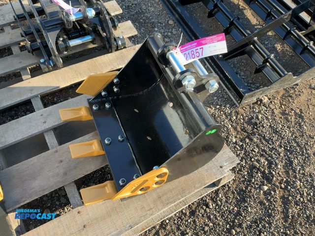 Lot 2-21857 - New 16" Bucket with Teeth for Chinese Mini Excavator