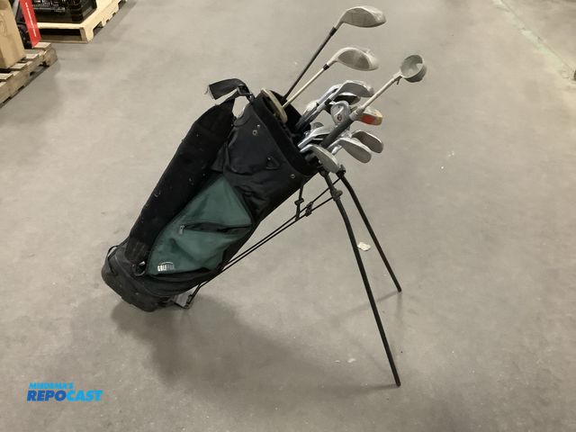 Lot 2-35123 - Lot of golf clubs and bag, has 2 drivers, 1 is an Arnold Palmer jumbo, and the other spalding tour x...