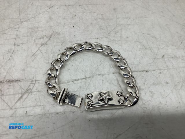 Lot 2-74200 - New Silver star linked engraved star motif chain bracelet