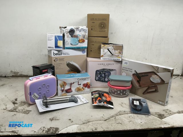 Lot 2-75890 - Lot of small kitchen appliances, toaster, coffee grinder, waffle maker, apple peeler, etc.