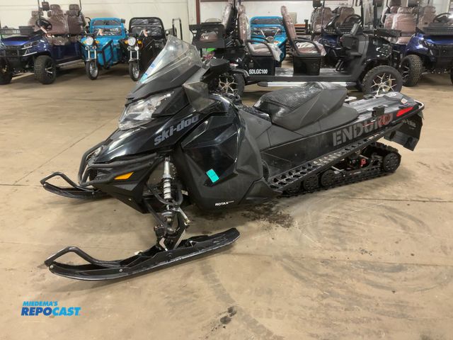 Lot 2-23816 - 2018 Ski-Doo Renegade Enduro 600 137” Snowmobile Reverse, Heated Seat, Ice Gripper Track, RMotion Ai...
