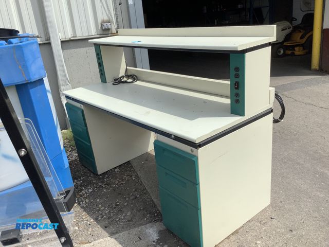 Repocast.com - Lot 2-65433 - Kewaunee Sturdilite Technical Workbench ...