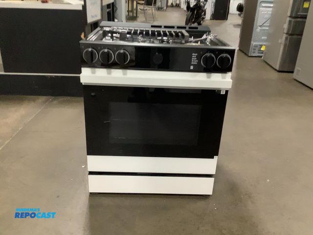 Lot 2-55248 - Scratch & Dent Gas Free Standing Samsung NSG6DB870012AA Range