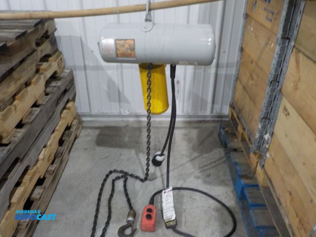 Lot 2-23629 - CM Lodestar 1/2 ton Chain lift, 12' lift hand controller
