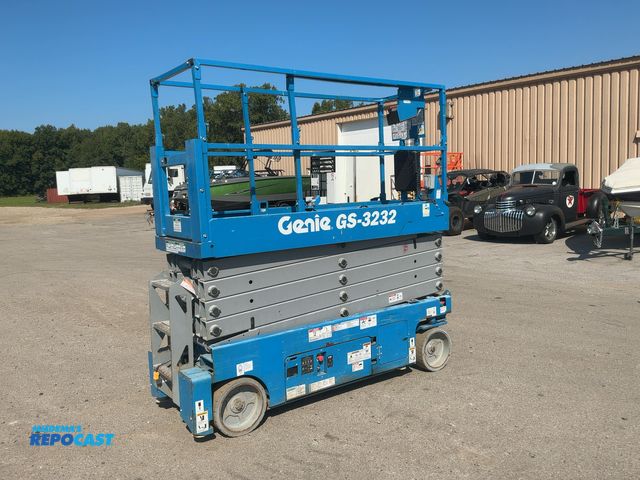 Lot 2-40522 - Genie GS-3232 Scissor Lift