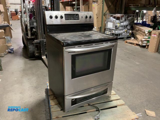 Lot 2-69676 - Electric Free Standing Frigidaire FEFLM605DCD Range