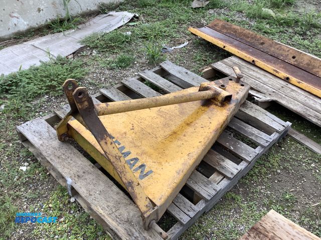 Lot 2-27367 - freeman farm tractor blade, rear mounted three point hitch blade, angles right and left, 7' wide, bl...