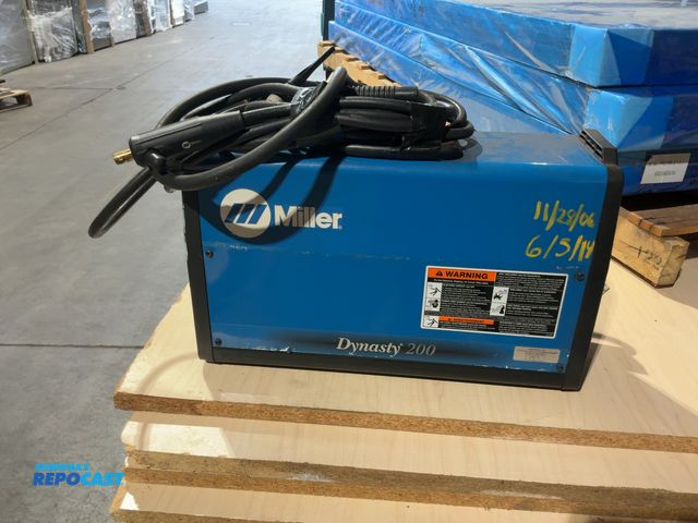 Lot 2-22609 - Miller Dynasty 200 portable AC/DC TIG and Stick inverter welder
