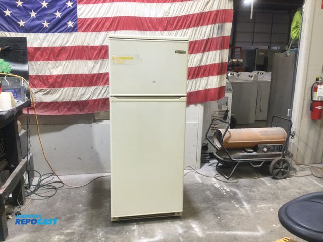 Lot 2-56657 - Avanti standard freezer on top Refrigerator/Freezer adjustable shelves
door storage