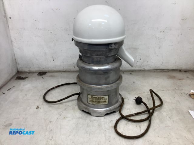 Lot 2-27076 - sunkist heavy duty fruit juice extractor