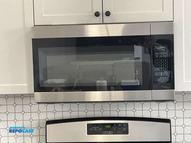 Lot 2-94447 - Scratch & Dent Amana AMV2307PFS-2 Under Cabinet Mount Microwave Oven