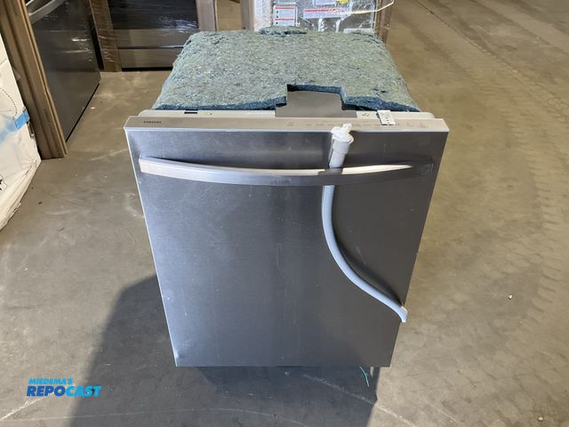 Lot 2-40479 - Scratch & Dent Samsung DW80CG4051SR Dishwasher