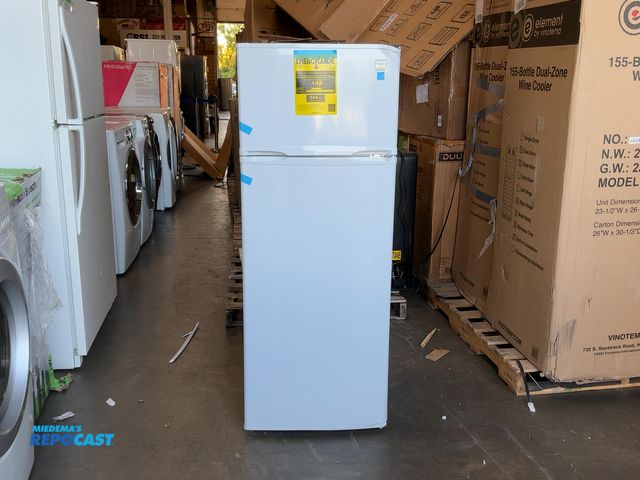 Lot 2-27671 - Scratch & Dent Avanti AVRPD7300BW Refrigerator/Freezer