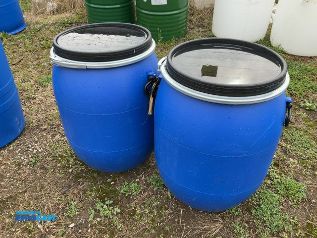 Lot 2-94821 - lot of 2 25 blue plastic barrels with removable lids and rings, clean inside