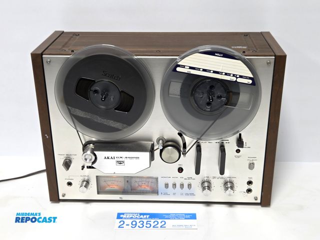 Lot 2-93522 - AKAI GX4000D reel to reel player. powers on and runs, very clean. from the estate of a collector.