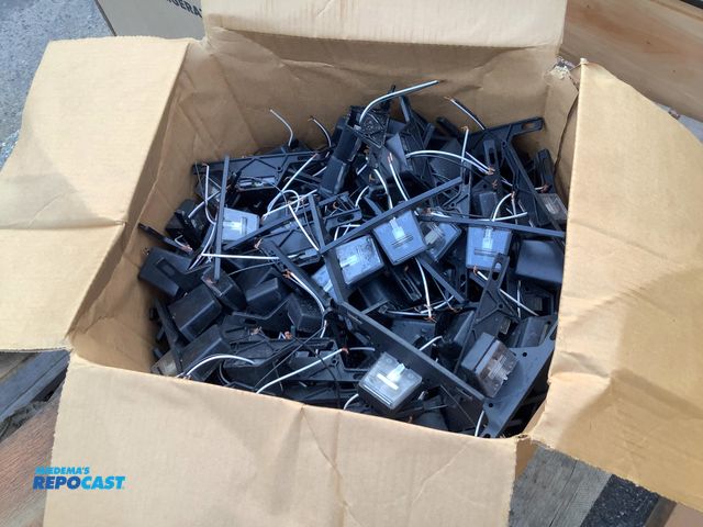 Lot 2-18789 - Box of taillight plate lights