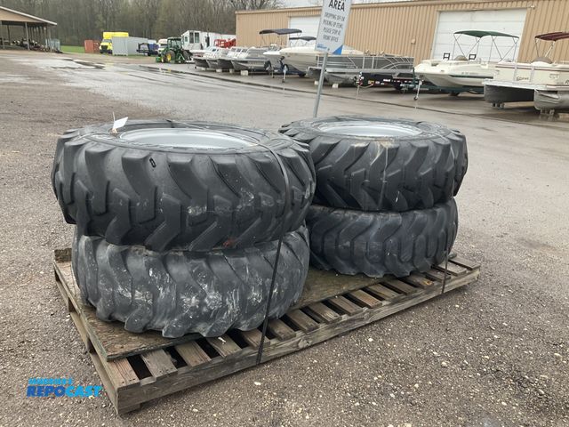 Repocast.com - Lot 2-43583 - (4) 17.5-25 pneumatic tires on steel 10 ...
